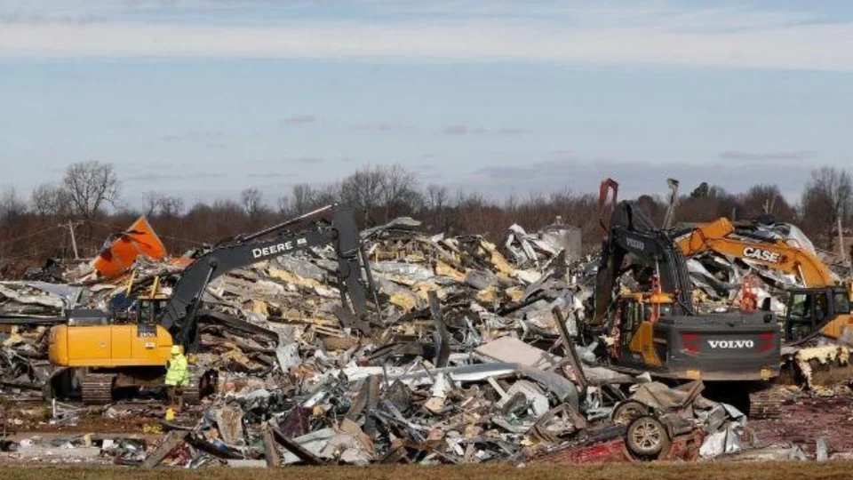 Após mortes, trabalhadores processam fábrica de velas atingida por tornado nos EUA