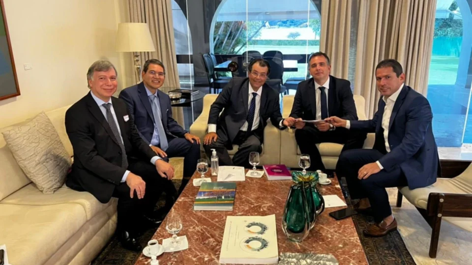 PDL proposto pela bancada do AM no Senado em defesa da Zona Franca de Manaus é entregue a Rodrigo Pacheco