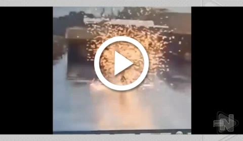 VÍDEO: raio atinge e explode guarda-chuva de homem na Indonésia