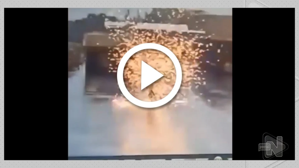 VÍDEO: raio atinge e explode guarda-chuva de homem na Indonésia