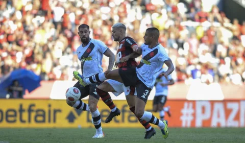 Vasco e Flamengo se enfrentam em busca de vaga na final do Carioca