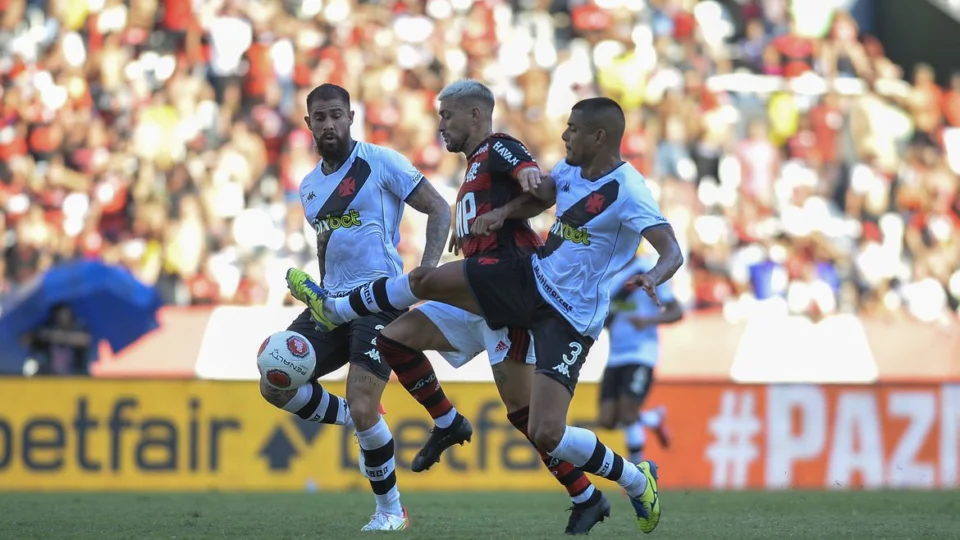Vasco e Flamengo se enfrentam em busca de vaga na final do Carioca