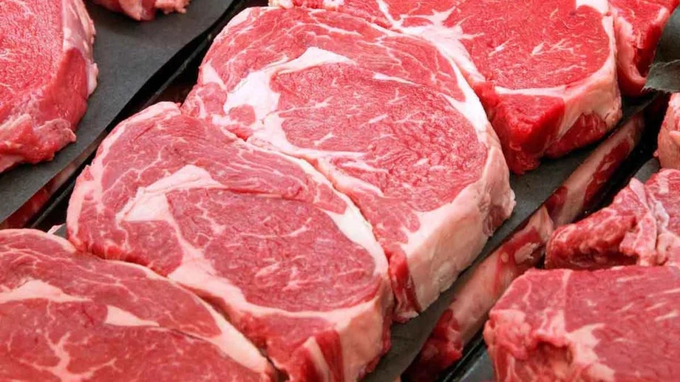 Proibição da China e a crise mundial de contêineres determinaram queda das exportações da carne brasileira em outubro, afirma Abrafrigo