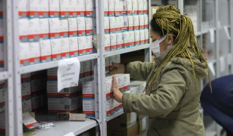 Amazonas recebe mais 108,8 mil doses da vacina contra Covid-19