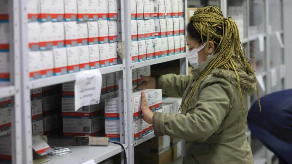 Amazonas recebe mais 108,8 mil doses da vacina contra Covid-19