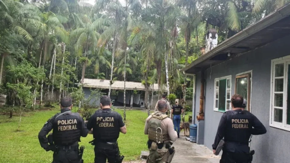 Polícia Federal faz operação contra organização acusada de lavar R$ 4 bilhões ligados ao tráfico em seis estados