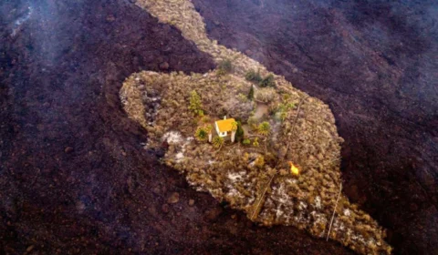 ‘Casa Milagre’ escapa do rio de lava vulcânica em La Palma