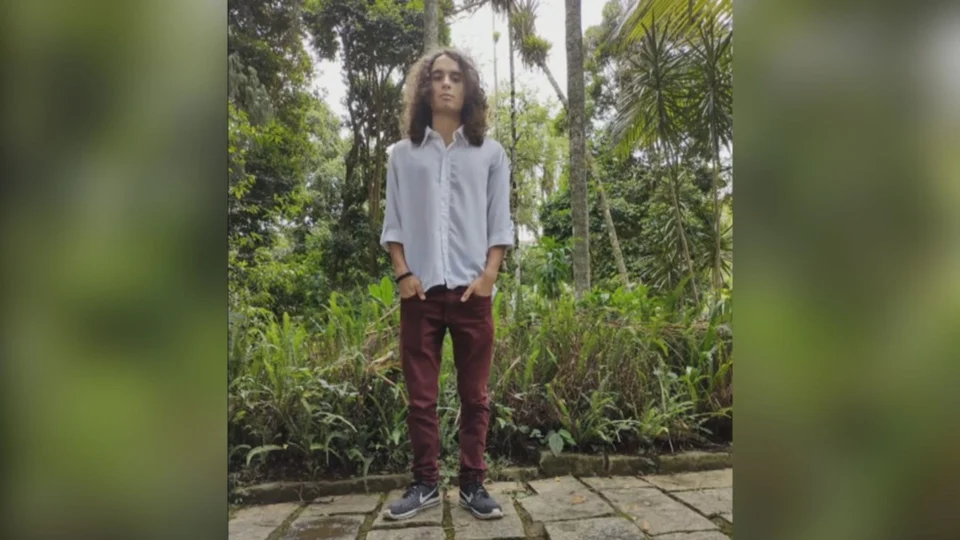 Velório de adolescente que desapareceu em ônibus levado por temporal em Petrópolis-RJ é marcado por emoção: ‘Encontrei meu filho’