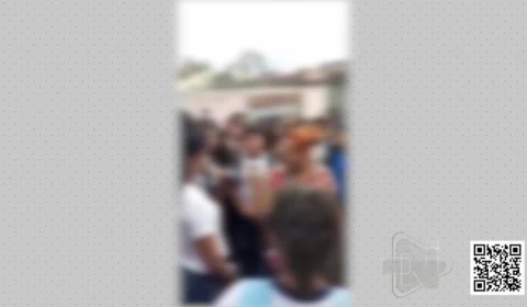 VÍDEO: Adolescentes se agridem em frente a escola até a chegada da polícia, em Manaus