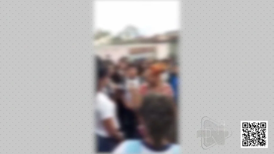 VÍDEO: Adolescentes se agridem em frente a escola até a chegada da polícia, em Manaus