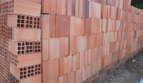 Trio é preso suspeito de aplicar golpes ao vender tijolos pela internet, em Manaus