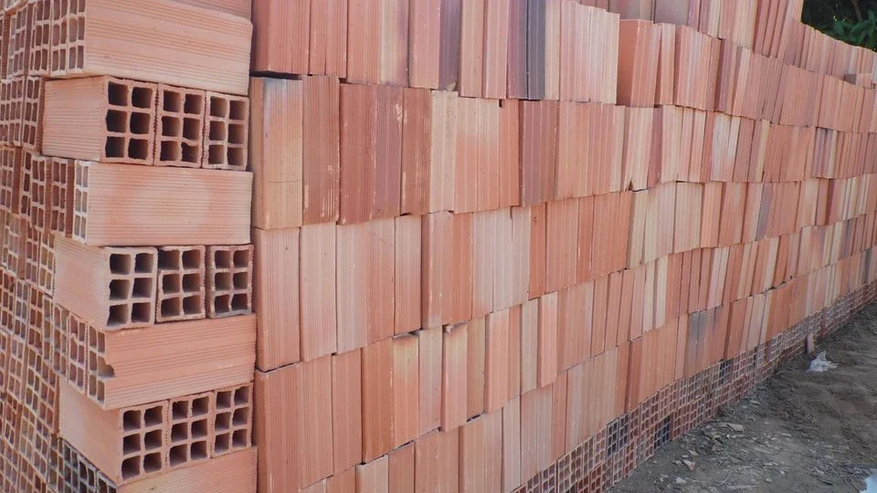 Trio é preso suspeito de aplicar golpes ao vender tijolos pela internet, em Manaus