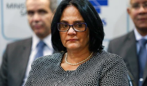 Ministra da Mulher, Damares Alves, diz que a prioridade é a vacina e não absorvente