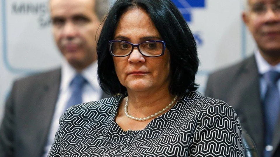 Ministra da Mulher, Damares Alves, diz que a prioridade é a vacina e não absorvente