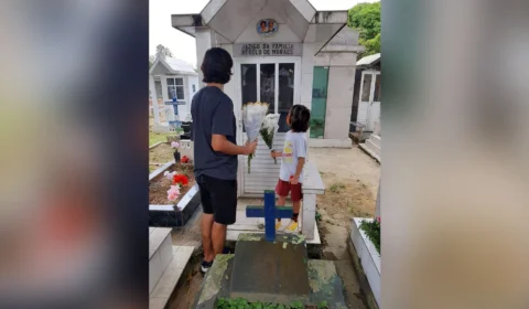 Visitas a cemitérios de Manaus são antecipadas e perdas para Covid marcam homenagens: ‘vim visitar minha mãe, ela faria aniversário amanhã’, disse filho