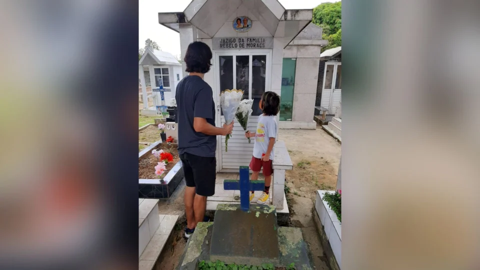 Visitas a cemitérios de Manaus são antecipadas e perdas para Covid marcam homenagens: ‘vim visitar minha mãe, ela faria aniversário amanhã’, disse filho
