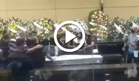 VÍDEO: viúva de vereador de SP é agredida ao tentar se despedir do marido em velório