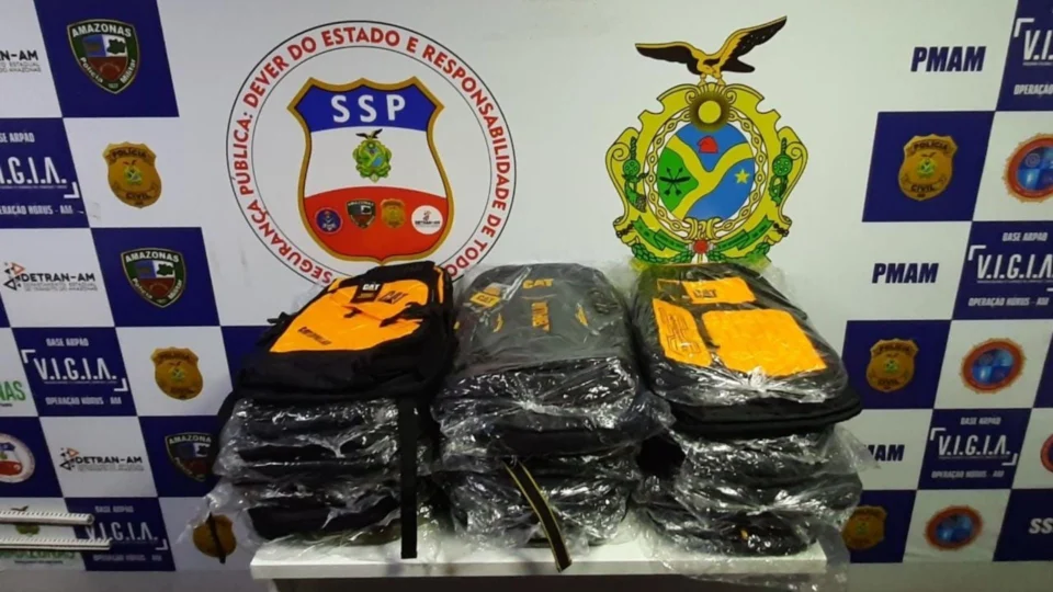 Homem é preso com mochilas falsificadas em embarcação, no AM
