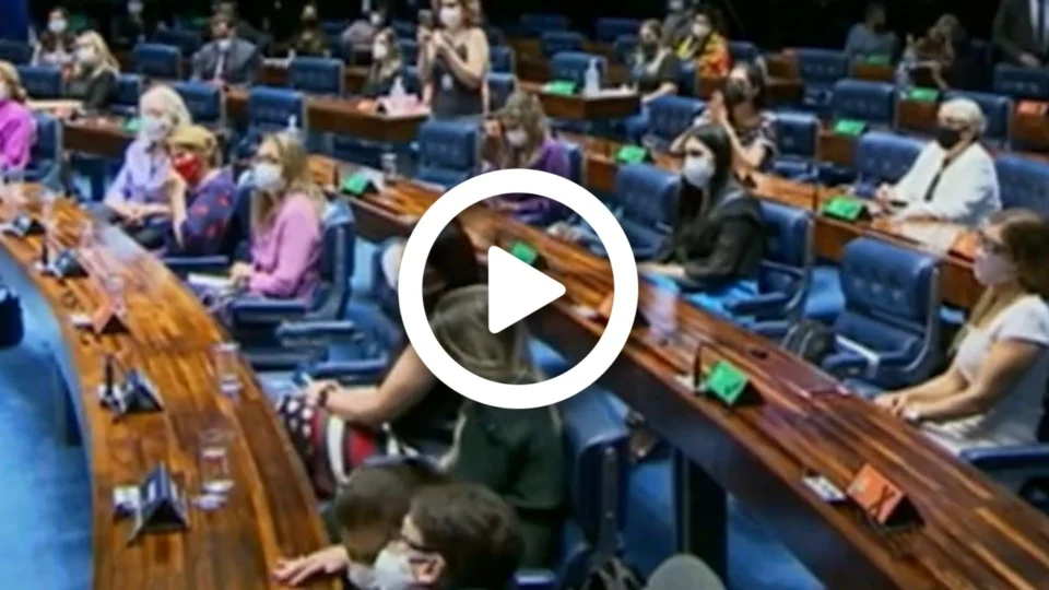 VÍDEO: cientista político explica o que impede mulheres de chegarem ao poder