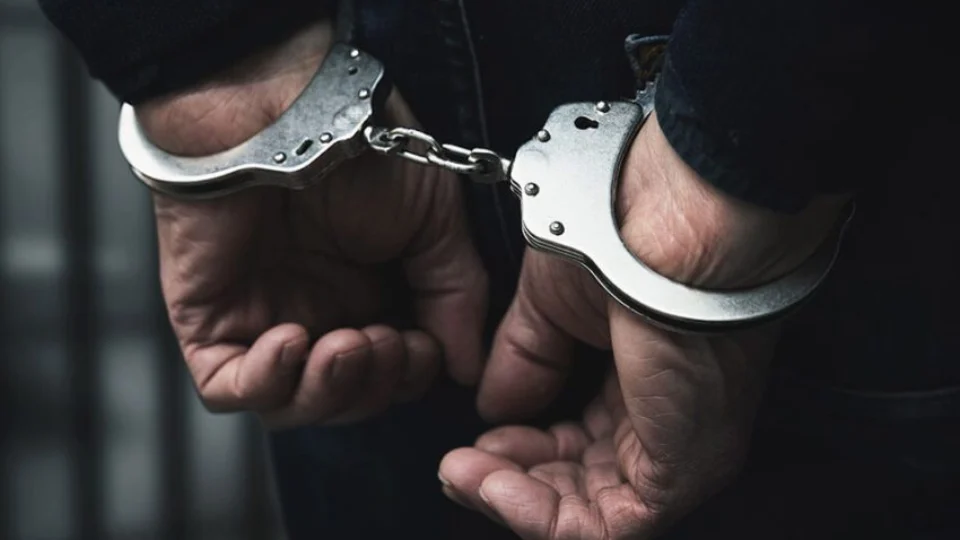 Pai que estuprou filha menor de idade é preso por descumprir medida protetiva de afastamento, em Manaus