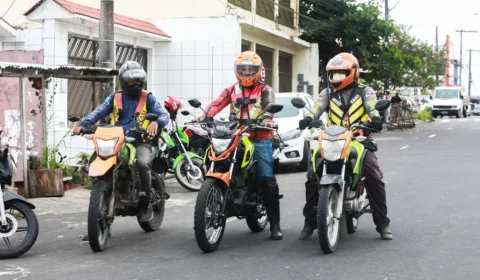 Mototaxistas participam de curso de aperfeiçoamento em Manaus