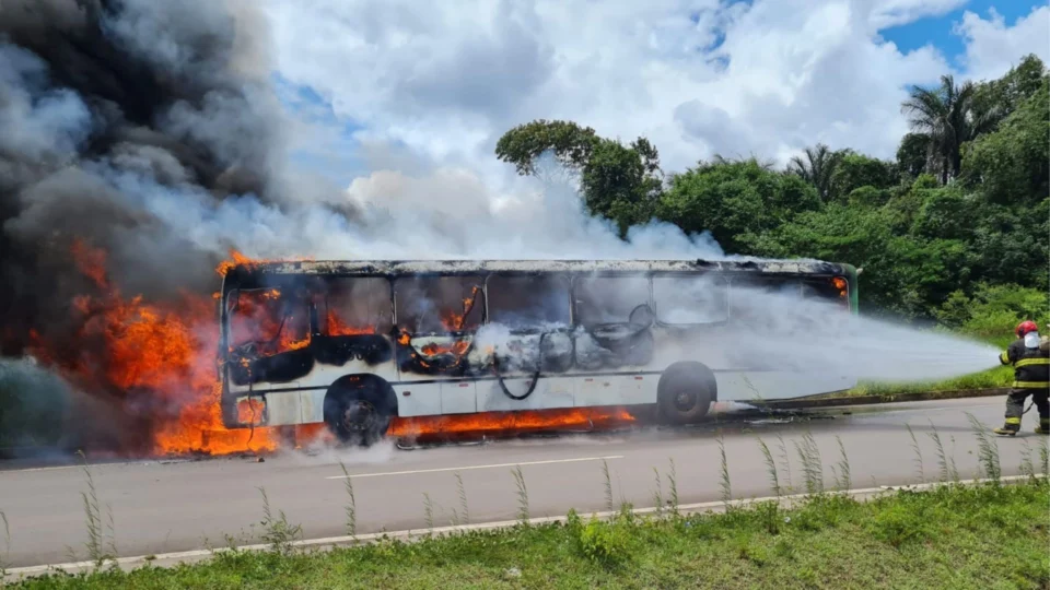 Ônibus pega fogo e fica completamente destruído na Rodovia Manoel Urbano, em Iranduba-AM; veja fotos