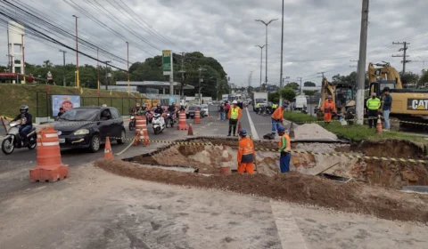 Obra na avenida Torquato Tapajós causa engarrafamento na manhã desta sexta-feira, em Manaus