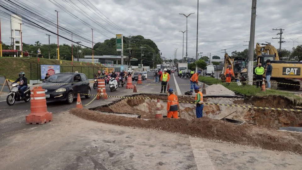 Obra na avenida Torquato Tapajós causa engarrafamento na manhã desta sexta-feira, em Manaus