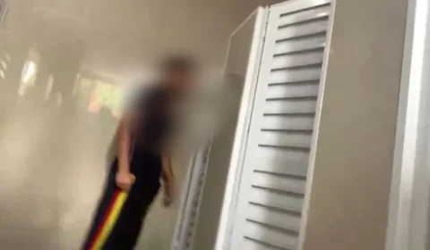 VÍDEO: Adolescentes brigam em banheiro de escola, em Manaus