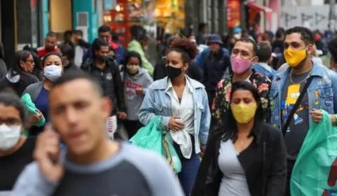 Pelo 4° dia seguido, média móvel de óbitos por Covid-19 registra queda no Brasil