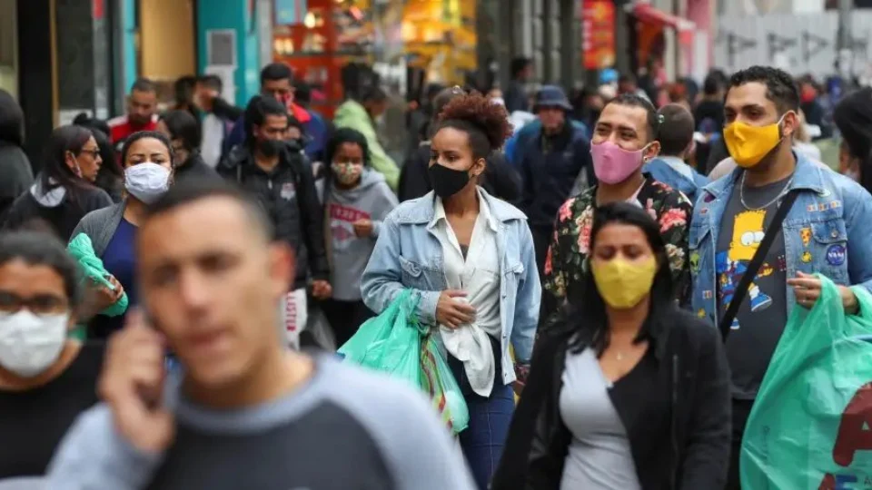 Pelo 4° dia seguido, média móvel de óbitos por Covid-19 registra queda no Brasil