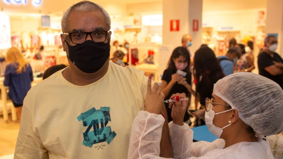 Em Manaus, mais dois shoppings terão vacinação da covid-19