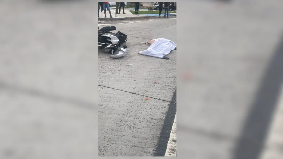 Mulher morre em acidente de moto na manhã desta segunda-feira em Manaus