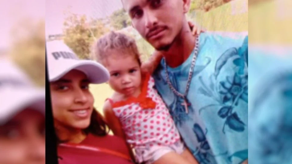 Jovem de 21 anos se entrega após matar esposa grávida, enteada e um fazendeiro em Goias