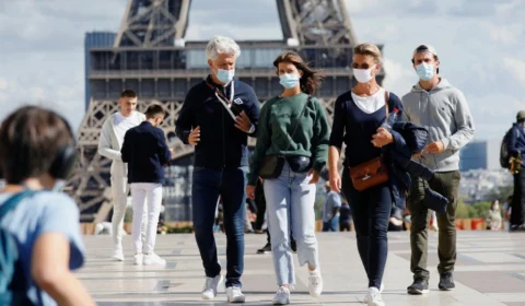 França registra quase 100 mil novos casos da Covid-19 por dia