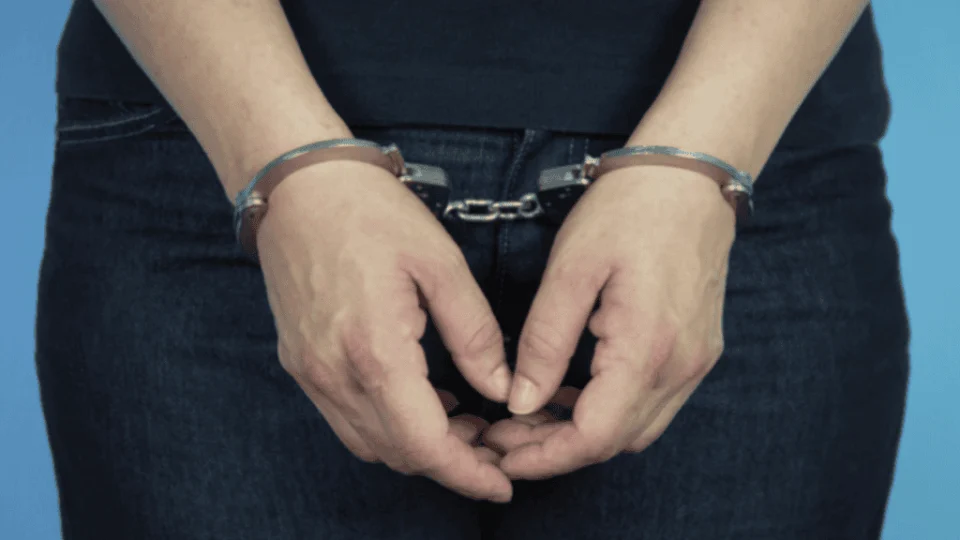 Escola denuncia e mãe é presa por agredir filha de 12 anos, em Manaus