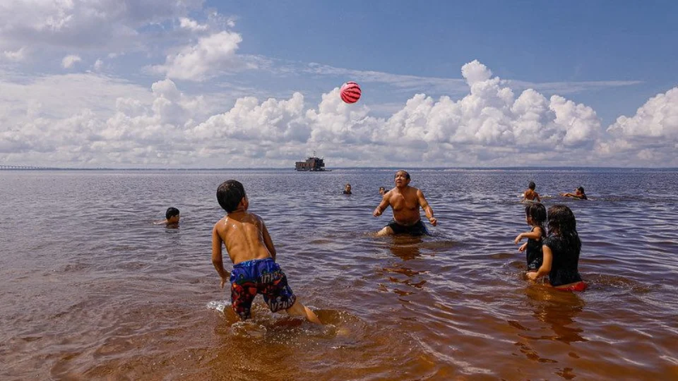 Em Manaus, população aproveita fim de semana do Natal na praia da Ponta Negra