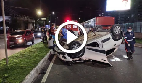 VÍDEO: carro de motorista de app capota após colisão na Zona Centro-Sul de Manaus