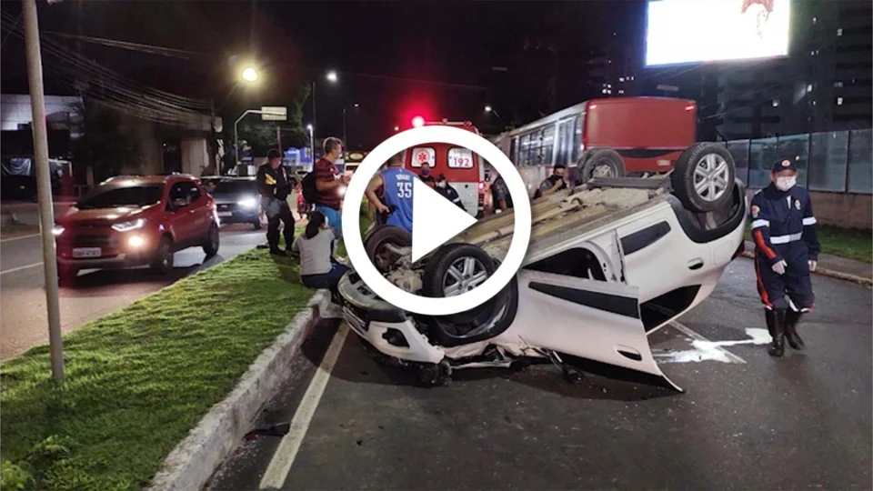 VÍDEO: carro de motorista de app capota após colisão na Zona Centro-Sul de Manaus