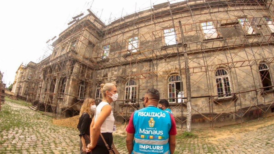 Em Manaus, obra no prédio histórico da Santa Casa é embargada por conta da ausência de licença