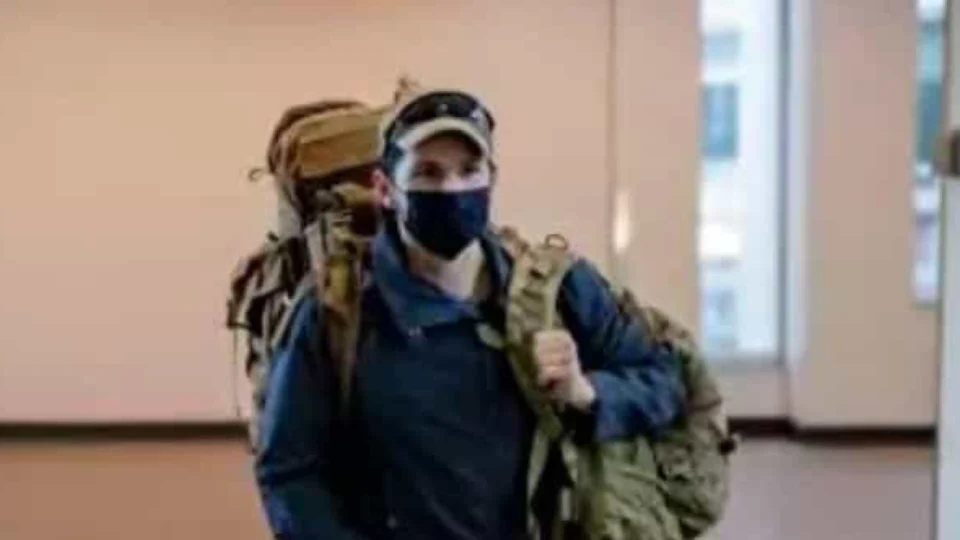 Franco-atirador chega na Ucrânia para defender o país contra invasão russa