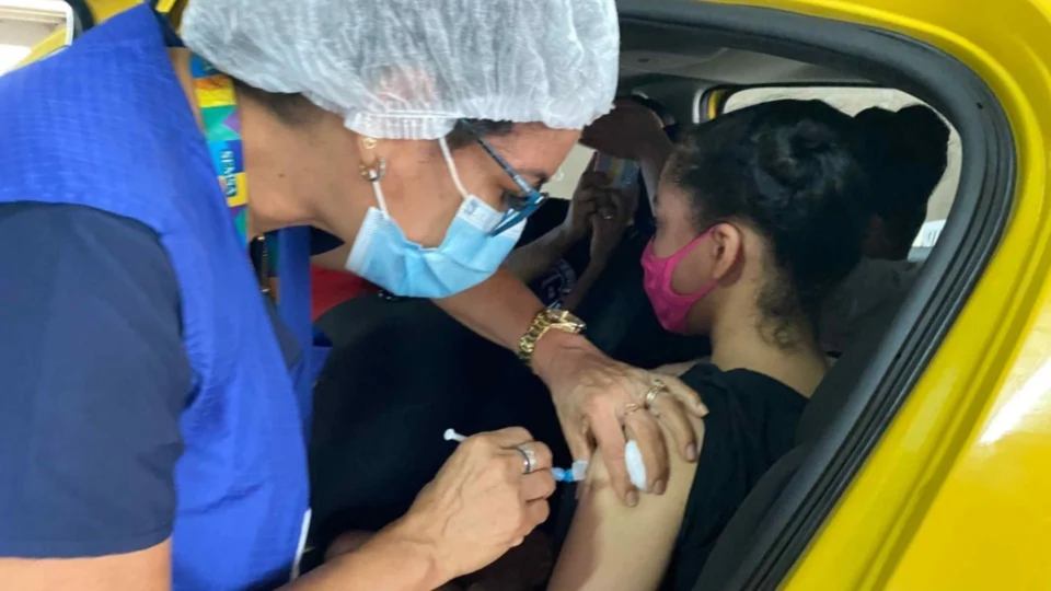 Mais de 5 mil doses foram aplicadas em três horas de mutirão, em Manaus