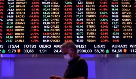Ibovespa cai mais de 3%, e dólar sobe com notícias da nova variante da Covid-19