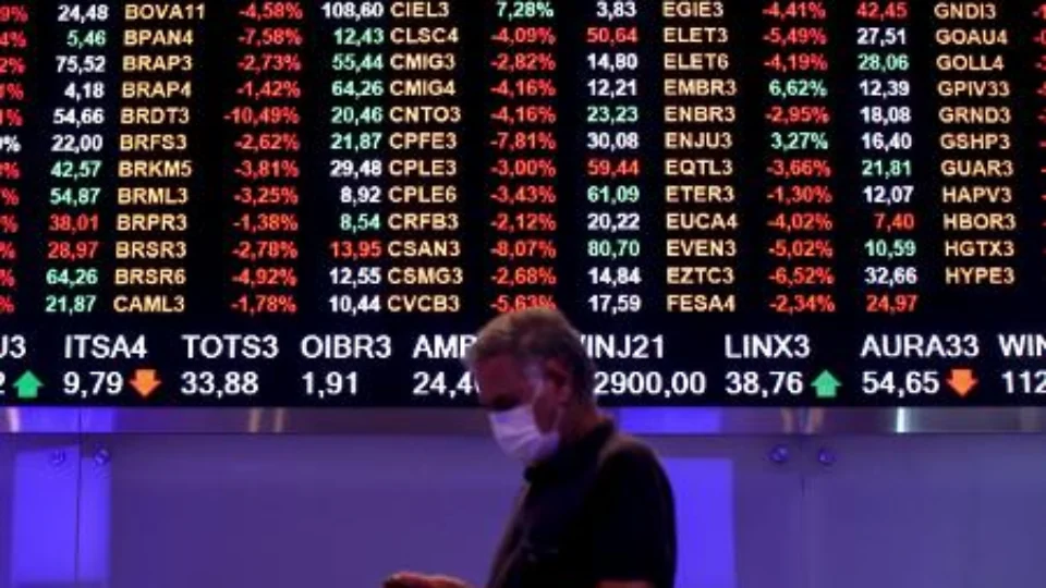 Ibovespa cai mais de 3%, e dólar sobe com notícias da nova variante da Covid-19