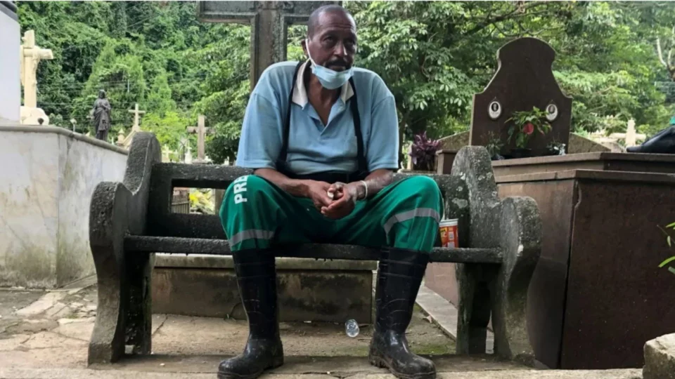 Desalojado, coveiro passa a morar em cemitério de Petrópolis, no RJ