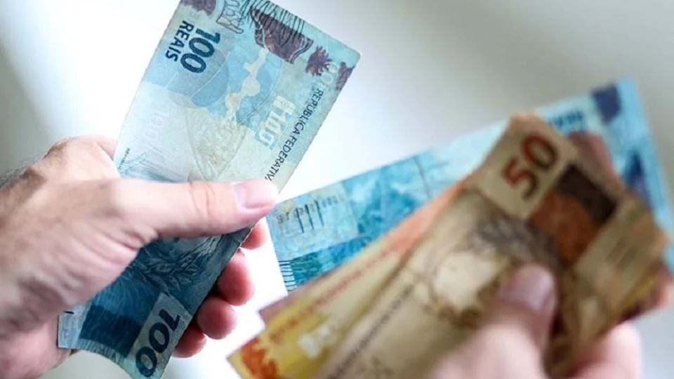 Aumento salarial do prefeito e de vereadores de Humaitá em até 50% é suspenso pela justiça