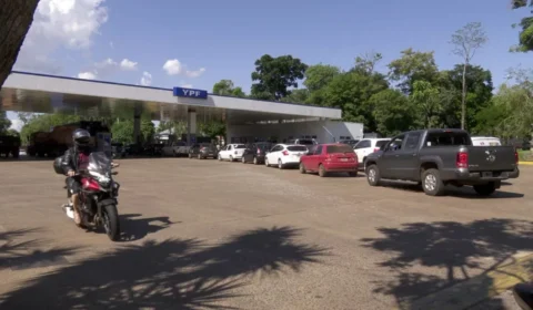 Brasileiros cruzam fronteira e fazem fila para abastecer na Argentina a R$ 3,10 por litro