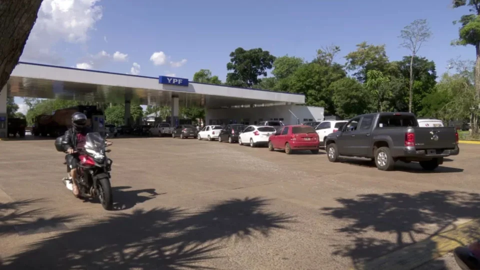 Brasileiros cruzam fronteira e fazem fila para abastecer na Argentina a R$ 3,10 por litro