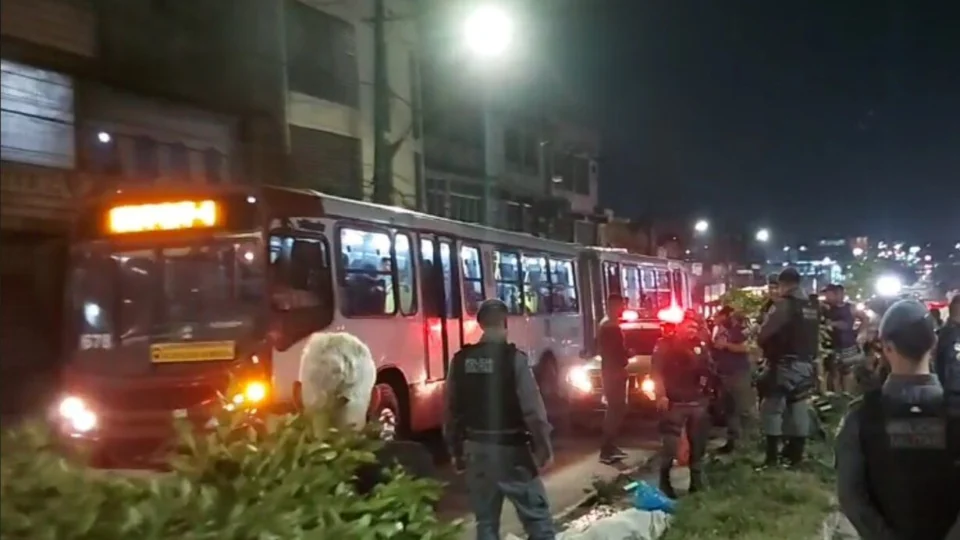 VÍDEO: Tiroteio dentro de ônibus deixa adolescente morto na Zona Leste de Manaus