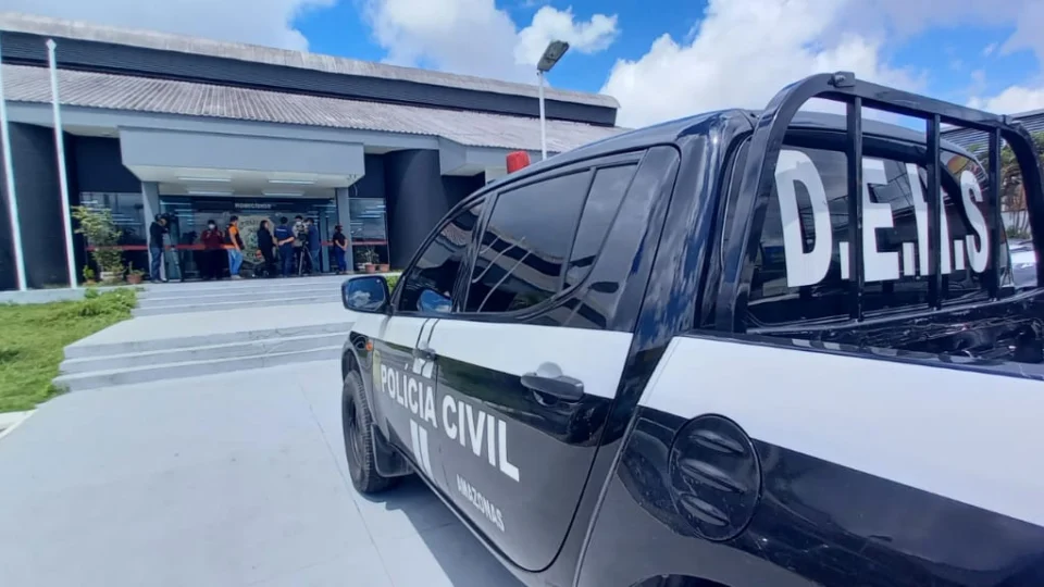 Pai e filho são presos suspeitos de assassinar jovem após festa de aniversário, em Manaus